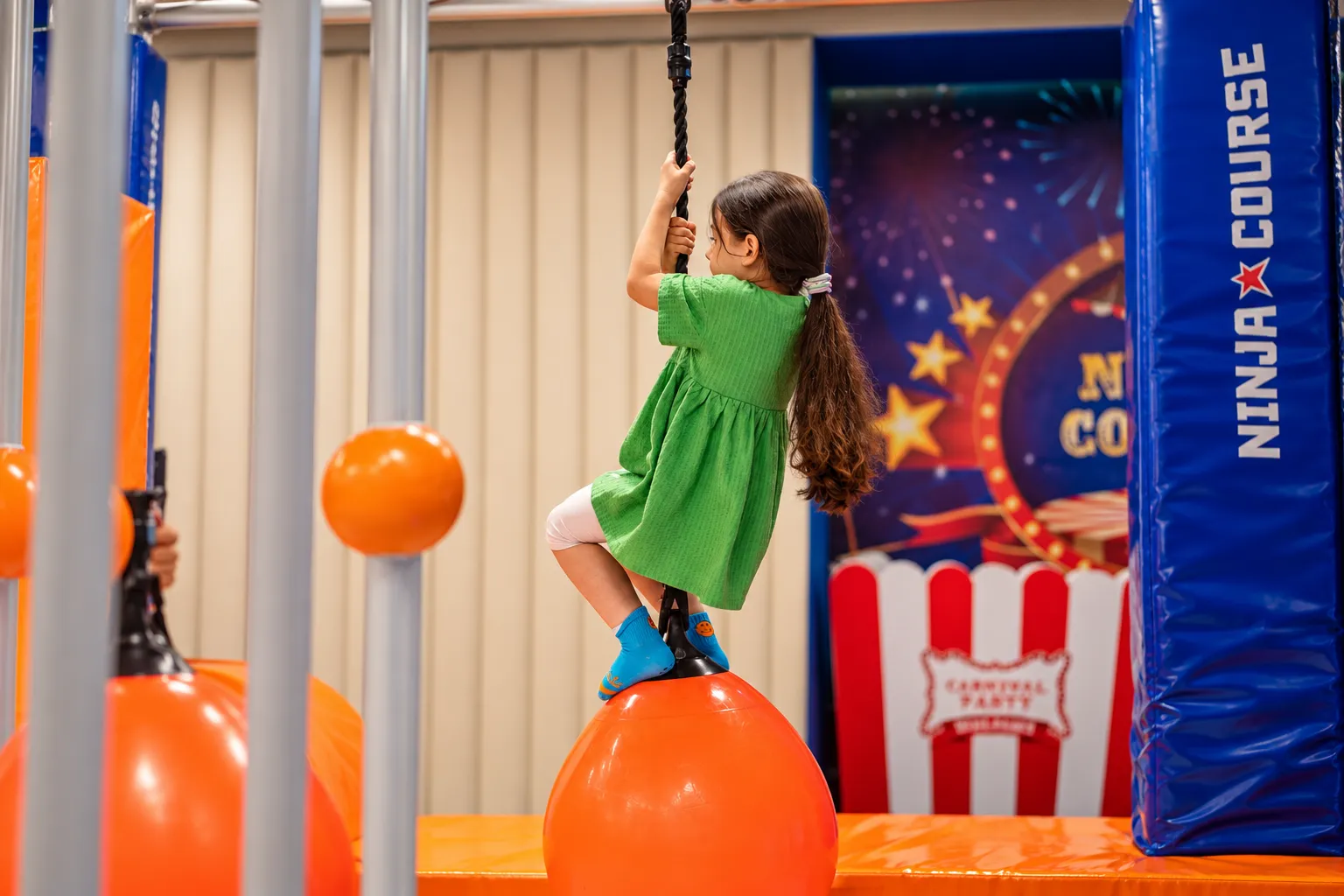 Copil pe traseul Ninja Course KLANkids Adventure