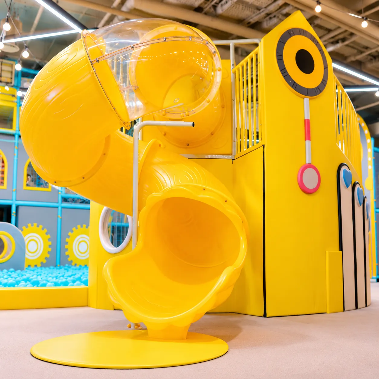 Tobogan spiralat galben cu cupolă transparentă în zona de joacă KLANkids Carnaval