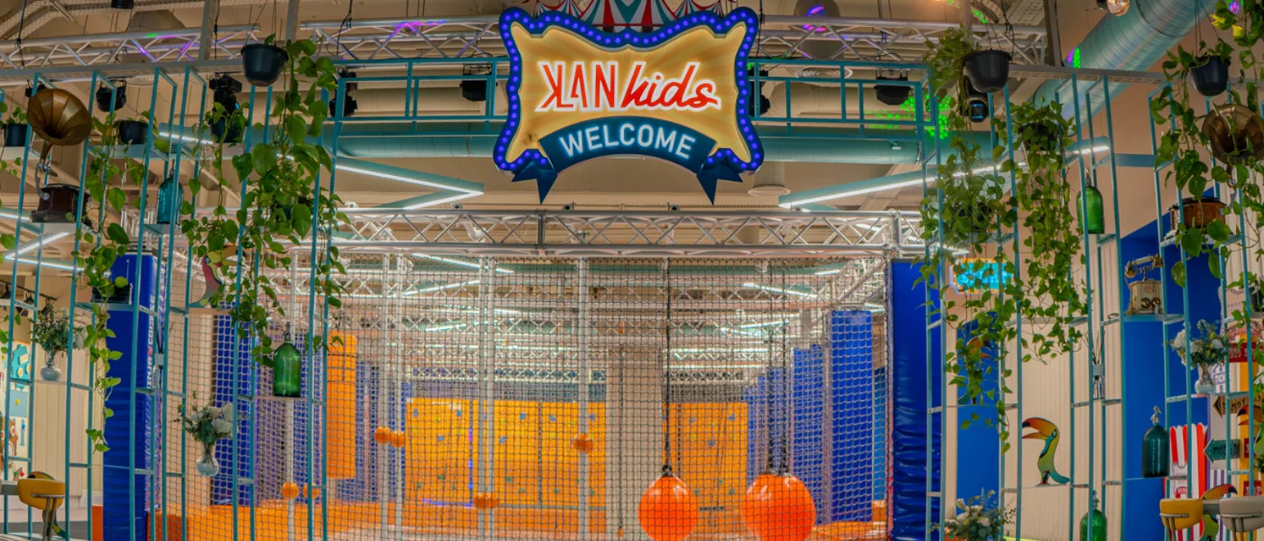 Zona KLANkids Adventure — intrarea cu panoul Welcome