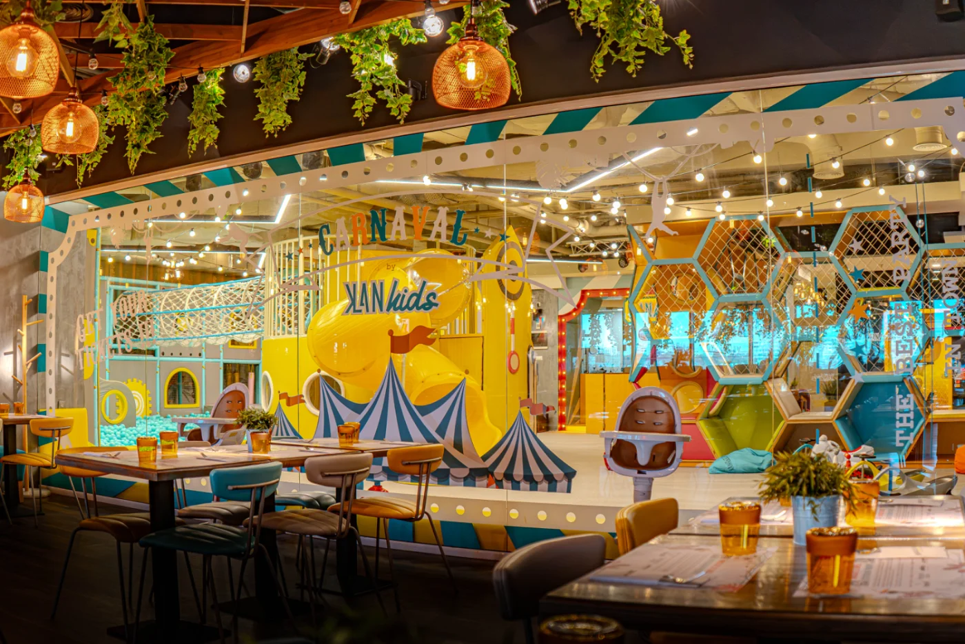 Zona de joacă KLANkids Carnaval văzută din restaurantul KLANdestin