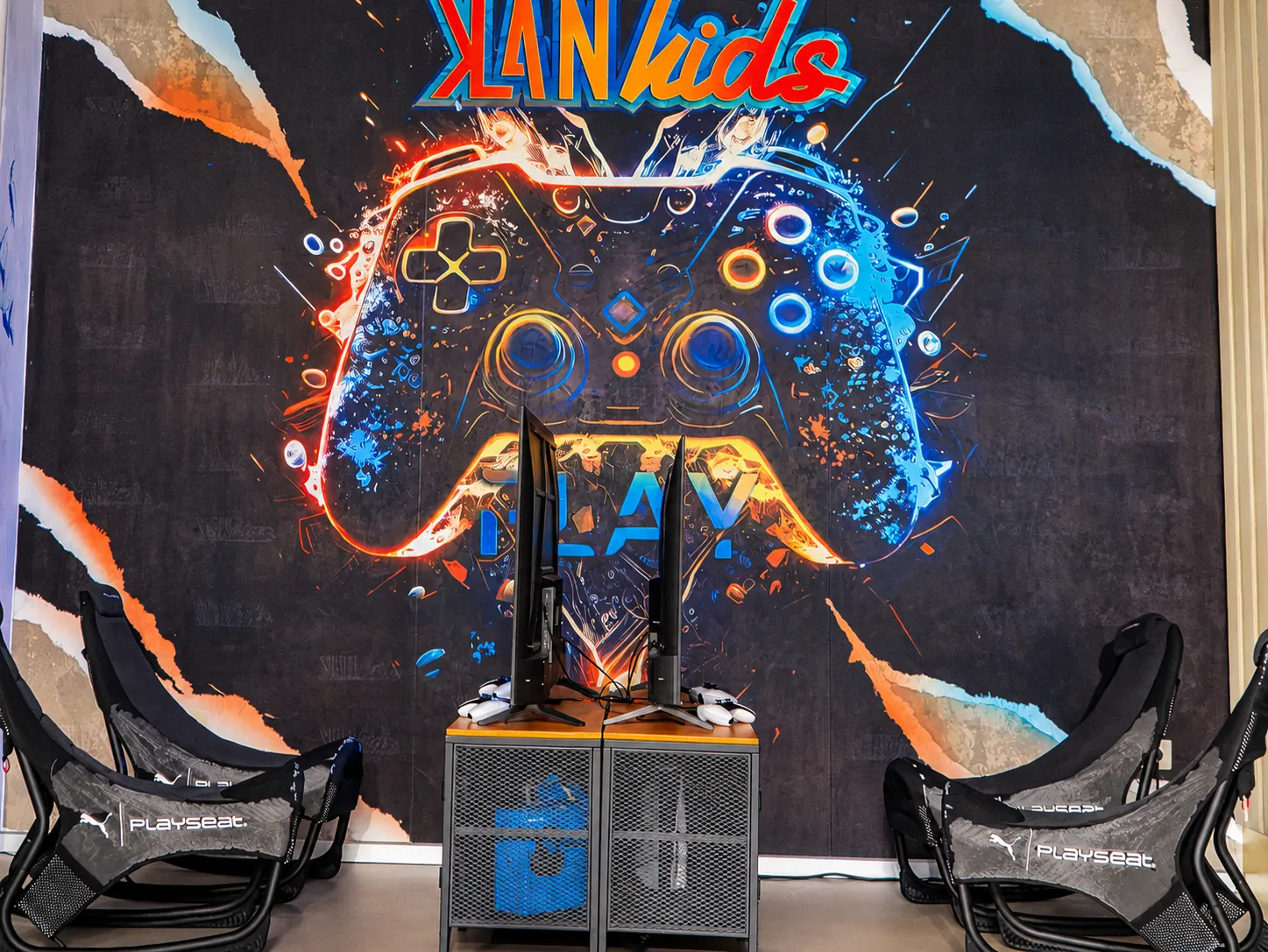 Zona PlayStation KLANkids cu scaune de gaming și ecrane