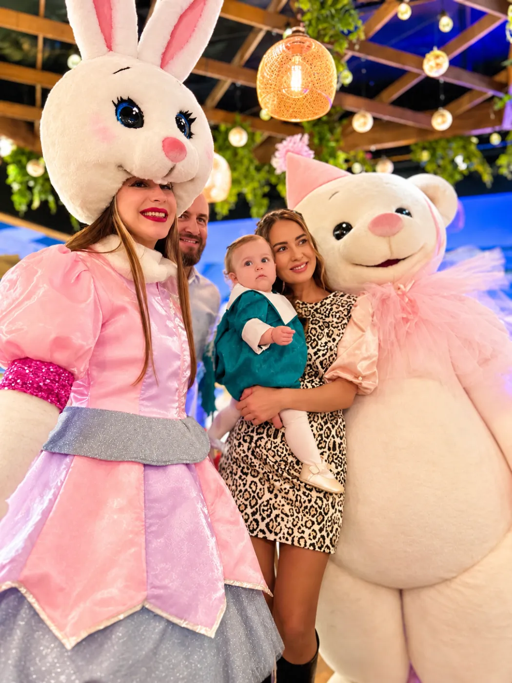 Familie cu bebeluș alături de mascotele iepuraș și ursuleț la o petrecere KLANkids