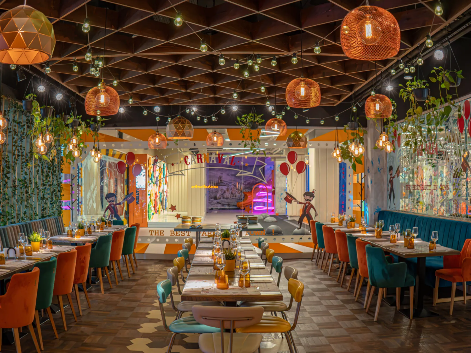 Sala de petreceri KLANkids Carnaval — mese aranjate, lumini și scena Carnaval